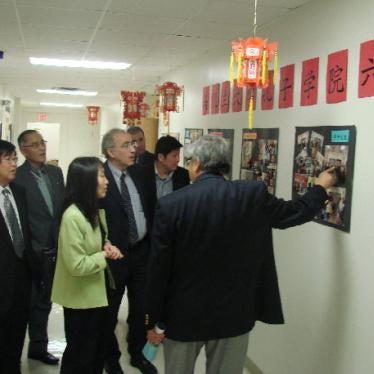 Speakers for the Chinese Language Teachers Association- National Capital Region jointly held International Chinese Language Education Symposium visit the Confucius Institute at the University of Maryland, October 1, 2011.