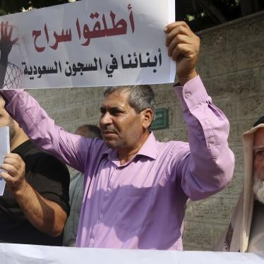 202004mena_saudi_placards